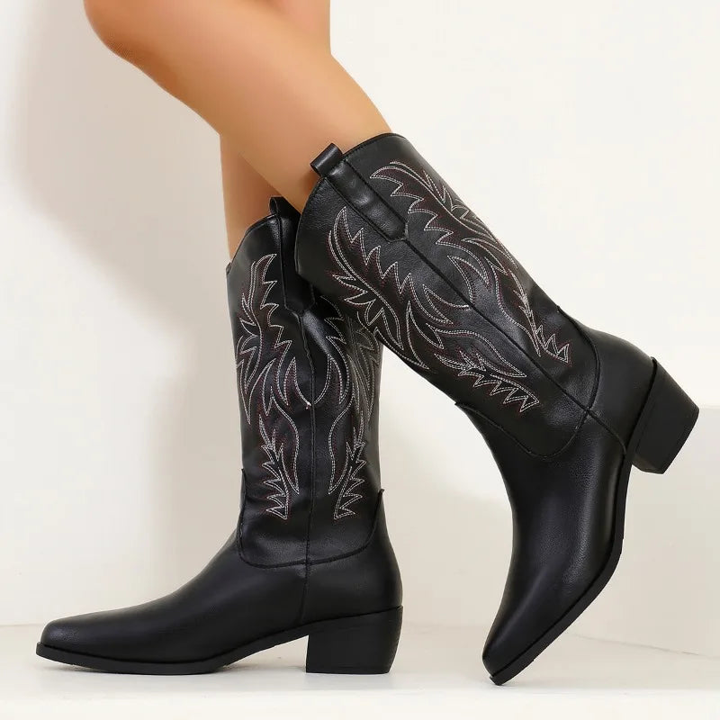 Schwarze Damen Cowboy Stiefel mit edler Stickerei, wadenlang und mit Blockabsatz; moderne Westernstiefel für Damen.