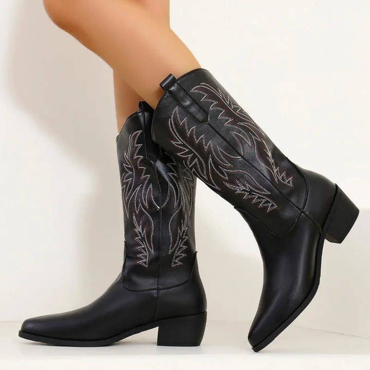 Schwarze Damen Cowboy Stiefel mit edler Stickerei, wadenlang und mit Blockabsatz; moderne Westernstiefel für Damen.