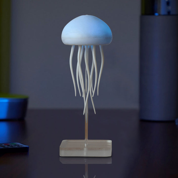 "Mehrfarbige Nachtlampe mit schwimmenden Quallen für beruhigendes Licht und entspannende Atmosphäre im Raum."