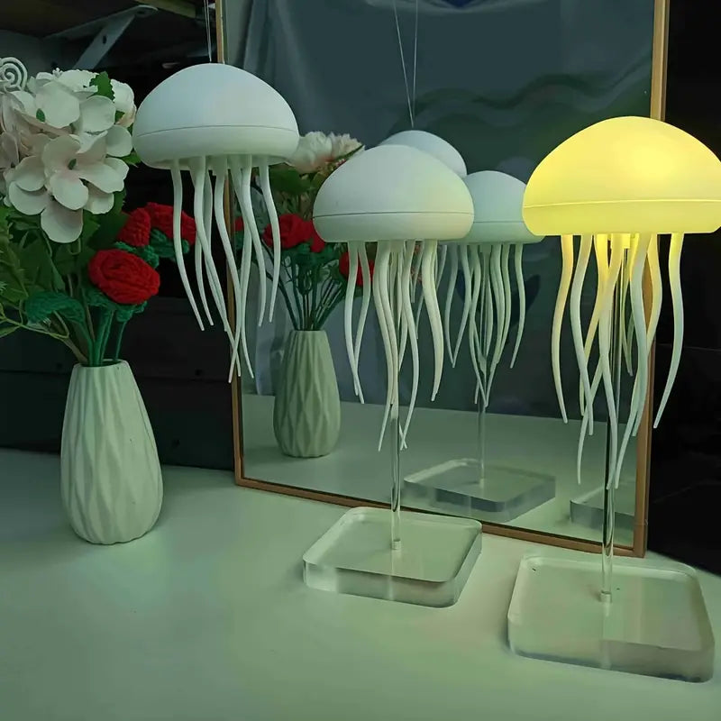 "Mehrfarbige Nachtlampe mit schwimmenden Quallen für beruhigendes Licht und entspannende Atmosphäre im Raum."