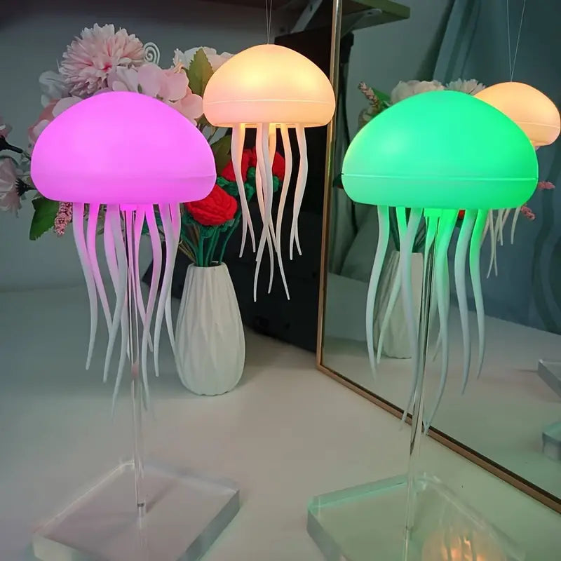 "Mehrfarbige Nachtlampe mit schwimmenden Quallen für beruhigendes Licht und entspannende Atmosphäre im Raum."