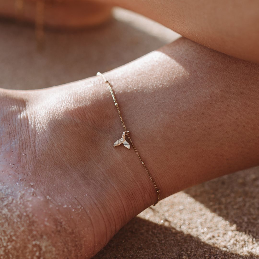 Damen Fußkette mit Meerjungfrau-Anhänger am Strand getragen in Gold