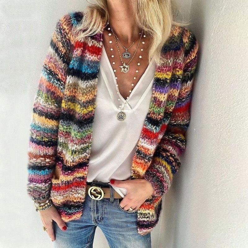 "Mette Strickjacke Damen, mehrfarbig, weiches Strickmaterial, lockere Passform, farbenfroh und stilvoll, Vorderansicht"