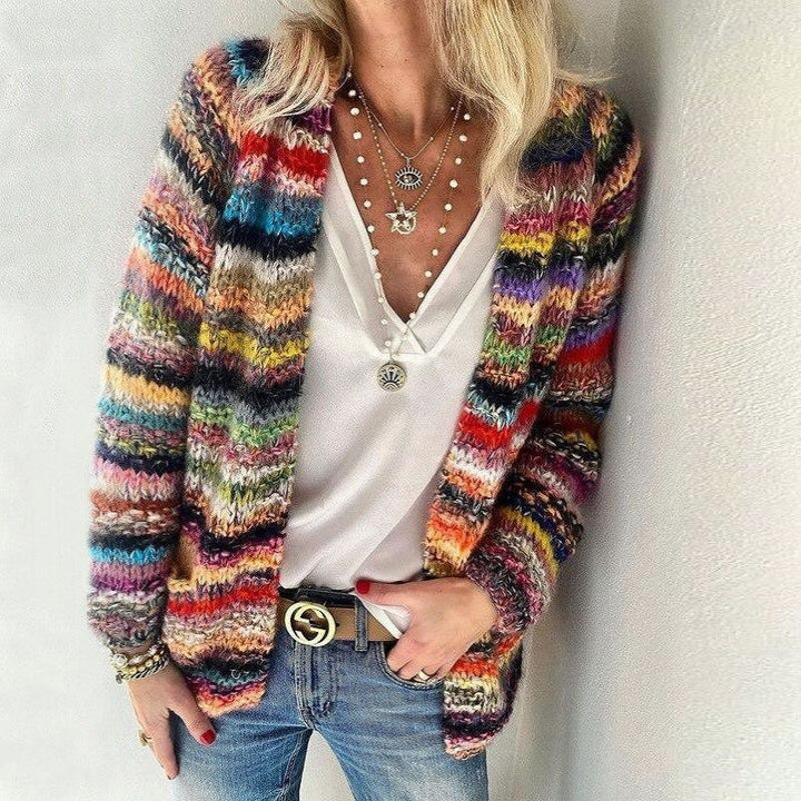 "Mette Strickjacke Damen, mehrfarbig, weiches Strickmaterial, lockere Passform, farbenfroh und stilvoll, Vorderansicht"