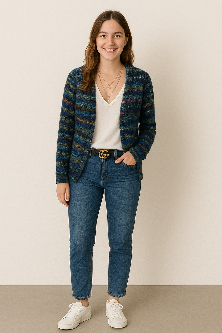 "Mette Strickjacke Damen, mehrfarbig, weiches Strickmaterial, lockere Passform, farbenfroh und stilvoll, Vorderansicht"