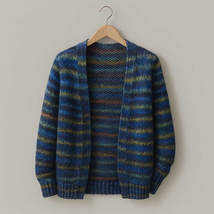 "Mette Strickjacke Damen, mehrfarbig, weiches Strickmaterial, lockere Passform, farbenfroh und stilvoll, Vorderansicht"