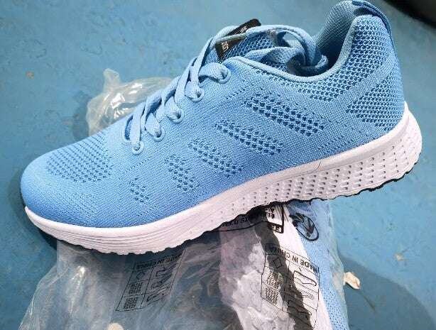 Seitenansicht der modernen Damen Sportschuhe; leicht & atmungsaktiv; ideale Sommerschuhe & Frühlingsschuhe.