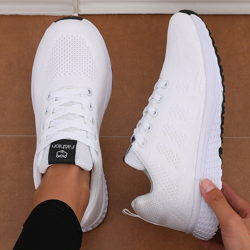 Frau trägt bequeme Damen Schnürschuhe; zeigt Flexibilität & Komfort beim Gehen; perfekte Freizeitschuhe.