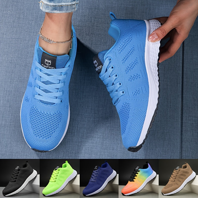 Nahaufnahme der sportlichen Damensneaker: Detail der Schnürung & des atmungsaktiven Obermaterials; moderne Optik.