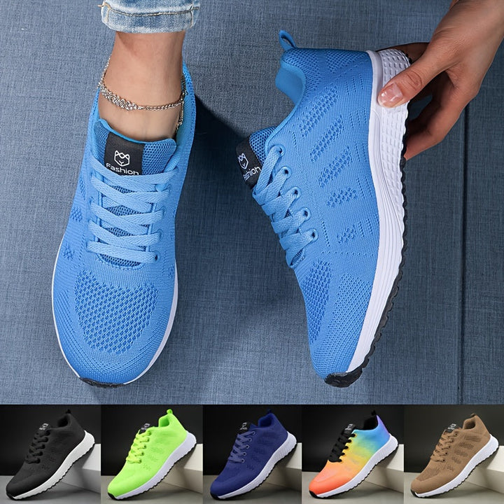 Nahaufnahme der sportlichen Damensneaker: Detail der Schnürung & des atmungsaktiven Obermaterials; moderne Optik.