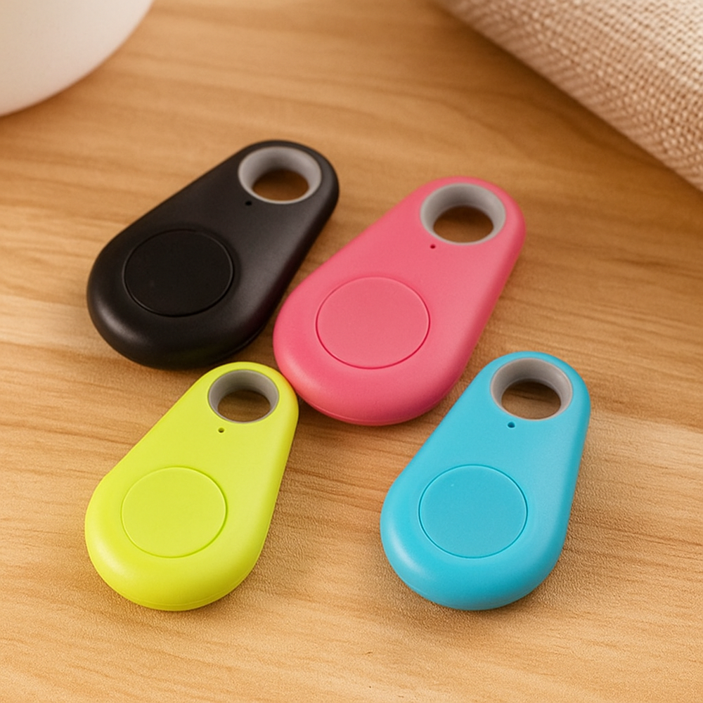 GPS-Tracker am Kinderrucksack: Diskret befestigter Mini-GPS-Tracker sichert Kinder durch Live-Tracking und genaue Ortung.