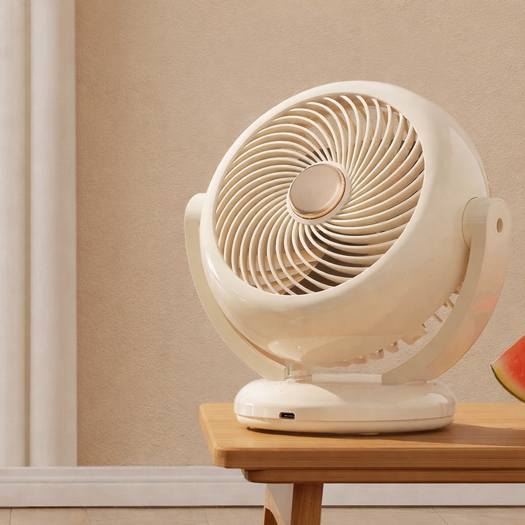 Kompakter Mini Tischventilator, wiederaufladbar & tragbar, sorgt für angenehme Kühlung im Büro oder Zuhause.