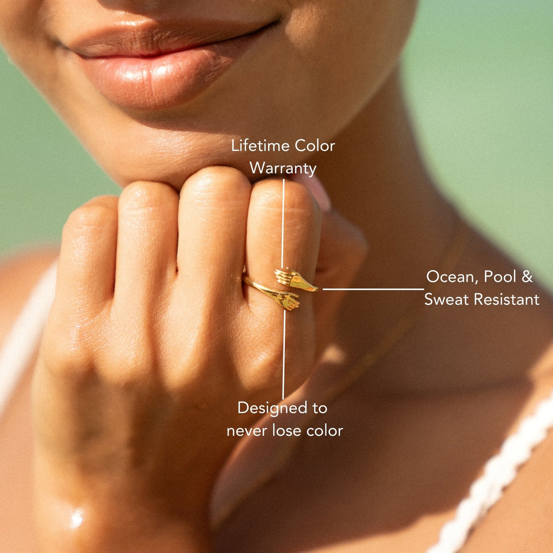 Goldener Damenring mit offenem Wrap-Design in der Nahaufnahme am Finger