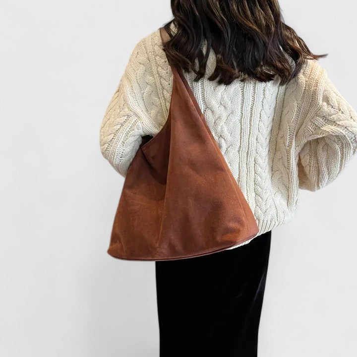 Minimalistische Damen-Schultertasche in elegantem Maronenbraun, ideal für den stilvollen Alltag.