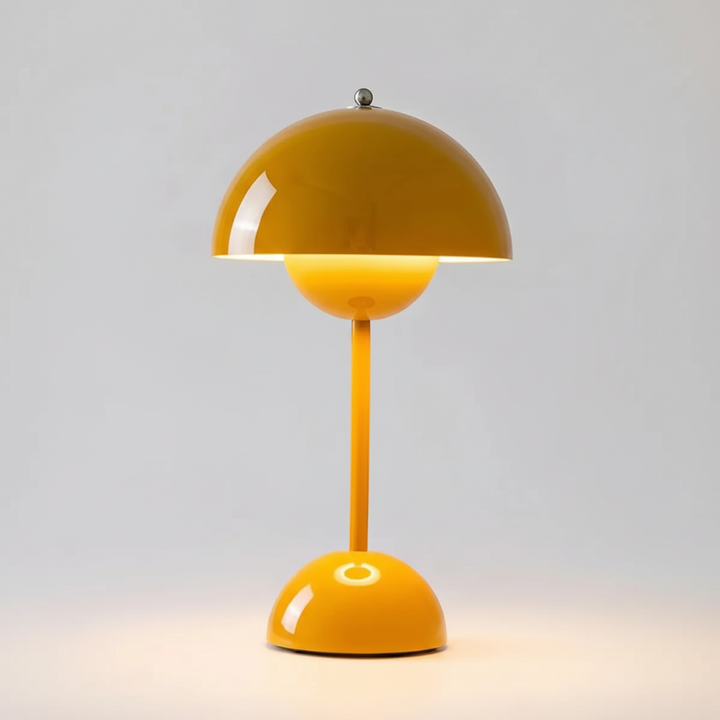 Minimalistische Tischlampe, skandinavisches Design, Edelstahl, sanftes LED-Licht, Ambientbeleuchtung auf dunklem Hintergrund.