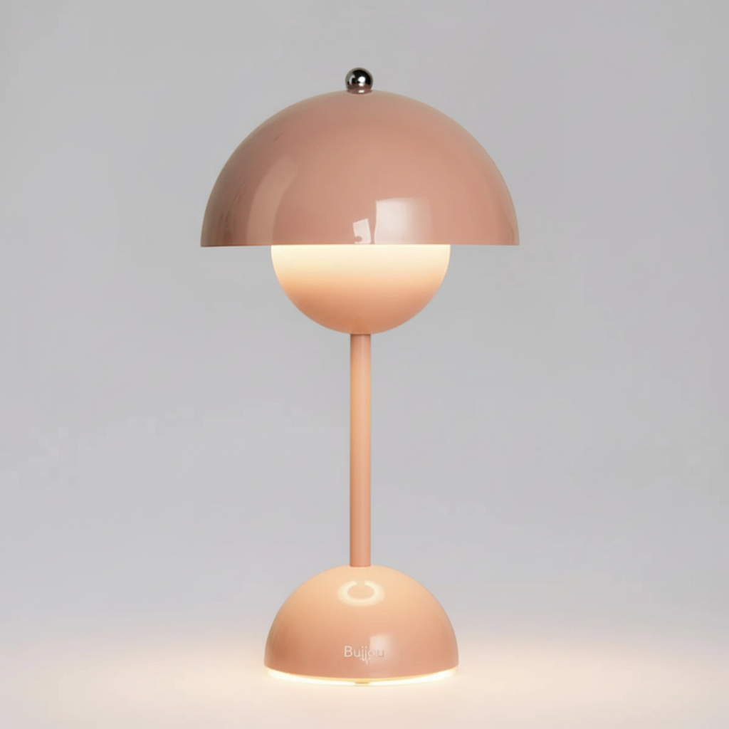 Minimalistische Tischlampe, skandinavisches Design, Edelstahl, sanftes LED-Licht, Ambientbeleuchtung auf dunklem Hintergrund.