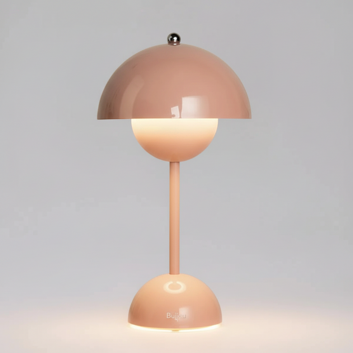 Minimalistische Tischlampe, skandinavisches Design, Edelstahl, sanftes LED-Licht, Ambientbeleuchtung auf dunklem Hintergrund.