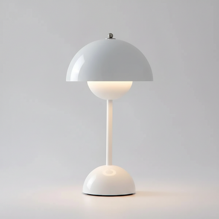 Nahaufnahme der strukturierten Oberfläche der minimalistischen Edelstahl-Tischlampe mit sanftem LED-Licht.