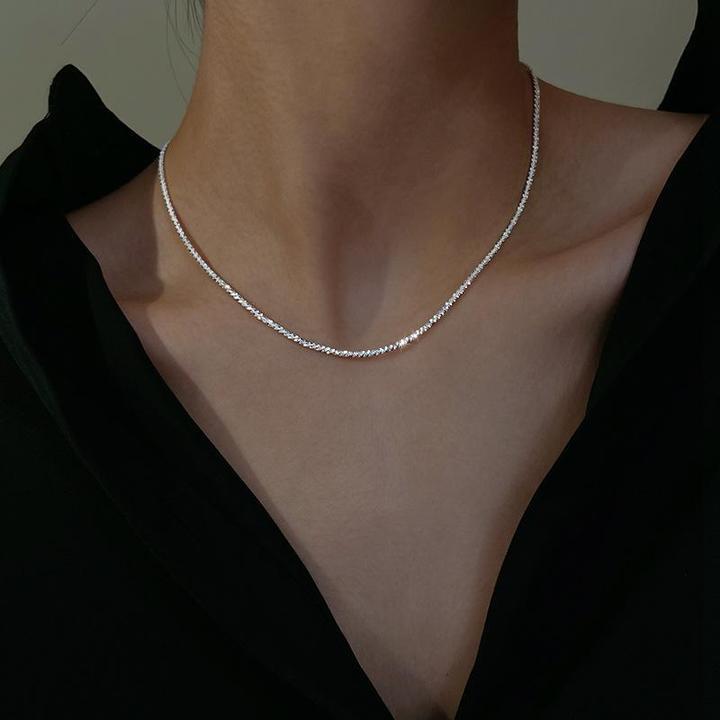 Funkelndes Sternenlicht-Detail der filigranen 925er Sterlingsilber Halskette, Teil eines minimalistischen Sets.