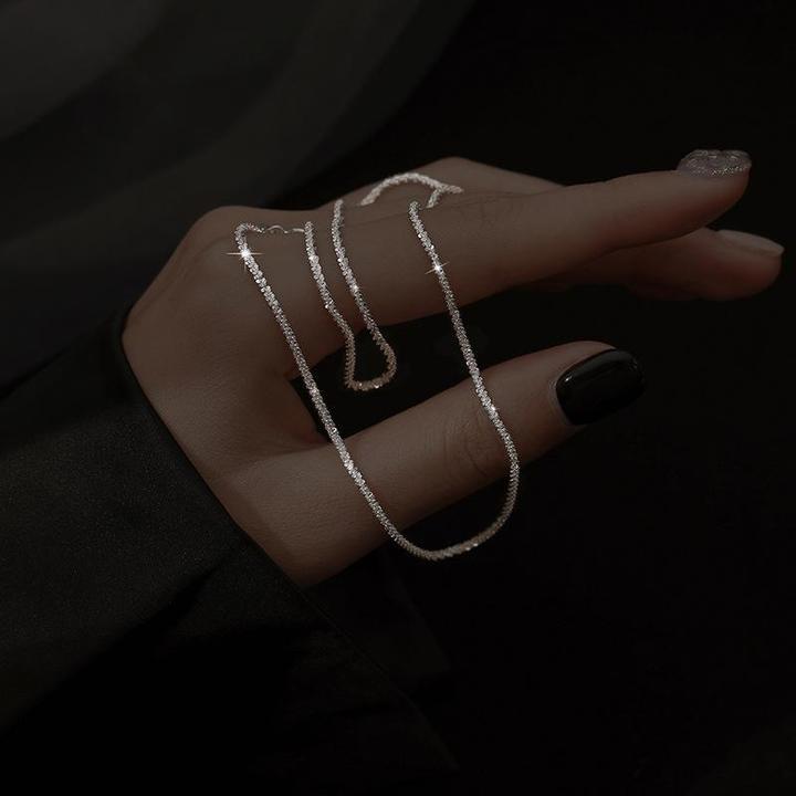 Elegantes 925er Silber Halsketten-Set als Lagenlook getragen; minimalistischer Damenschmuck für den Alltagslook.