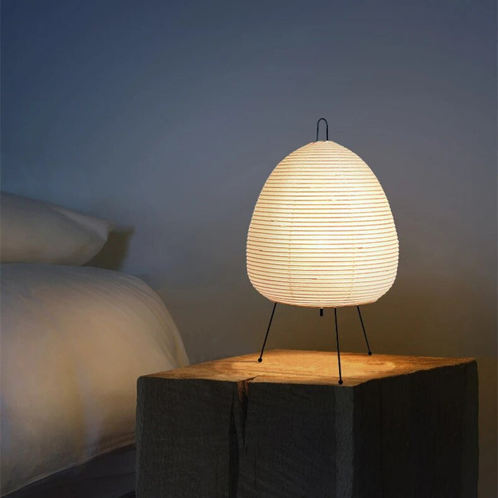 Japanische LED-Reispapierlampe mit Dreibeinstativ für ruhiges Ambiente