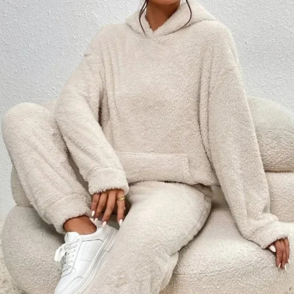 Model trägt gemütliches Damen Kuschel-Hoodie & Jogginghose Set. Ideale Loungewear für entspannte Momente.