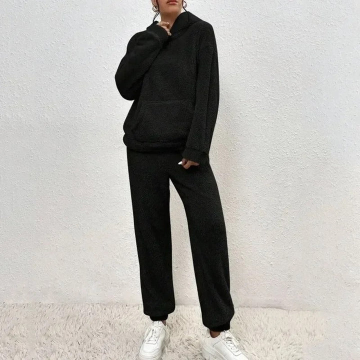 Nahaufnahme des kuscheligen Damen Hoodies aus dem Loungewear Set. Weicher Stoff und Kapuze für Komfort.