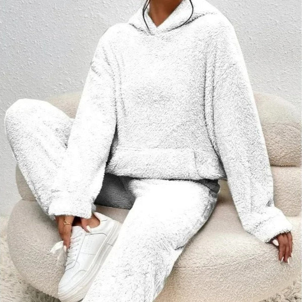 Detailansicht der bequemen Damen Jogginghose aus dem Kuschelanzug Set. Perfekte Freizeitkleidung mit Bündchen.