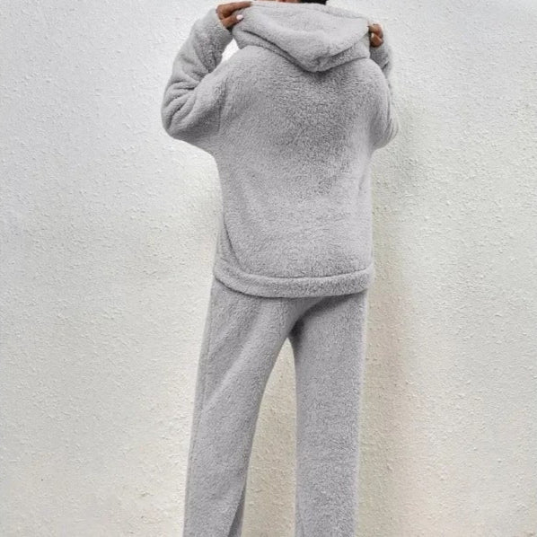 Makroaufnahme des weichen, kuscheligen Stoffes vom Damen Hoodie & Jogginghose Set. Gemütliche Loungewear Textur.