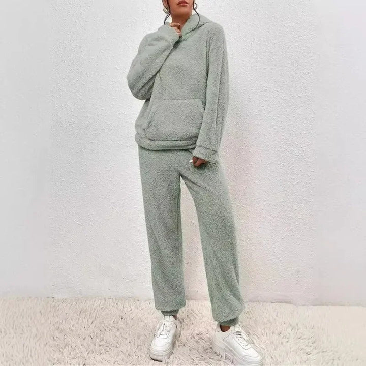 Sportlich-chic: Damen Hoodie & Jogginghose Set in Grau, perfekt als Hausanzug oder gemütliche Freizeitkleidung.