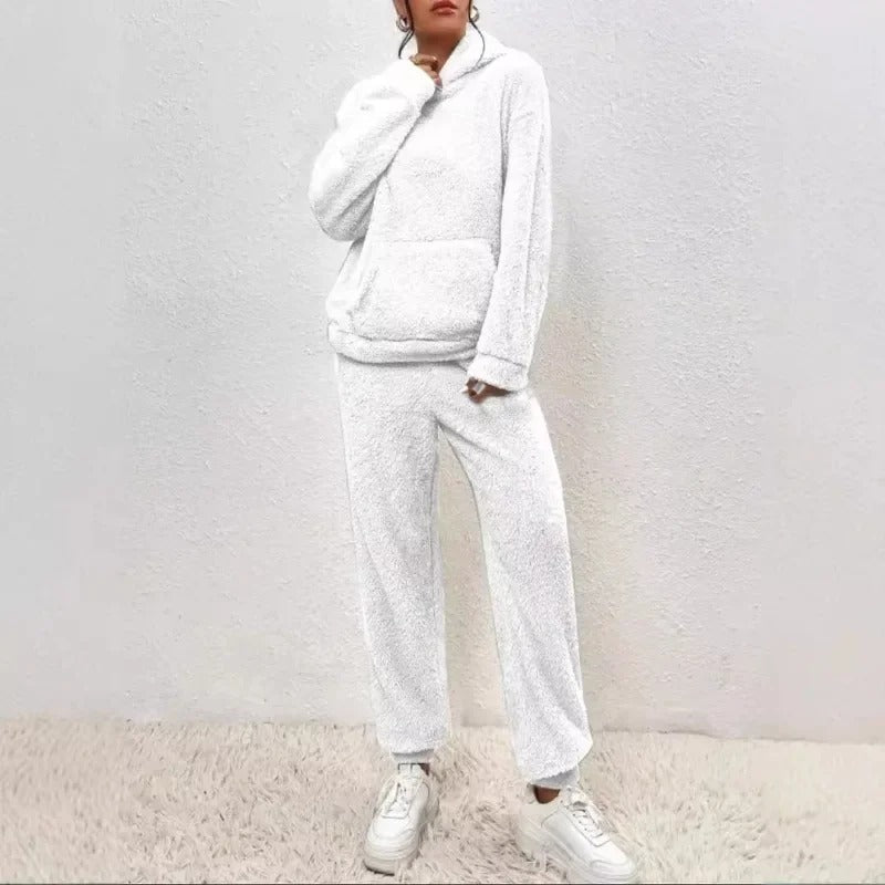 Detail: Zugband und Seitentaschen der Damen Jogginghose. Praktisches & gemütliches Loungewear Set Design.