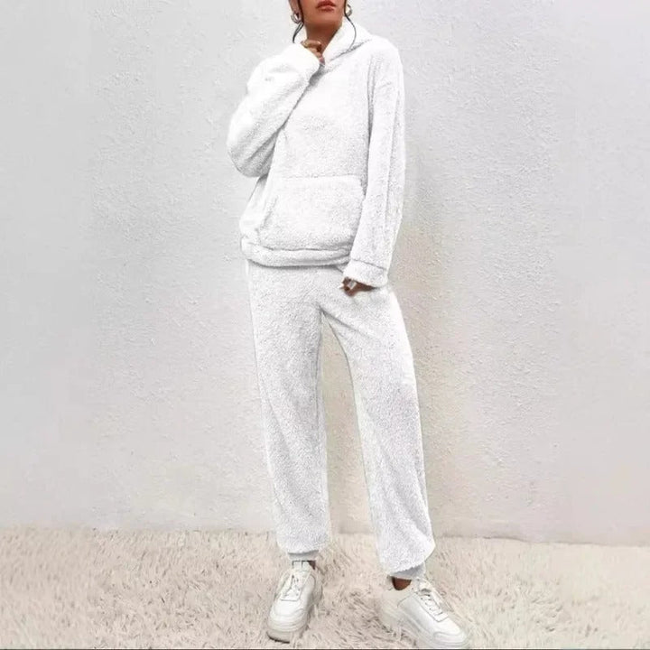 Detail: Zugband und Seitentaschen der Damen Jogginghose. Praktisches & gemütliches Loungewear Set Design.