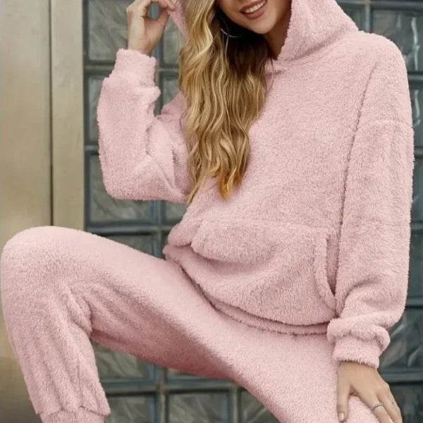 Rückenansicht des Damen Kuschel-Hoodie & Jogginghose Sets. Bequemer Schnitt und moderne Loungewear für jeden Tag.
