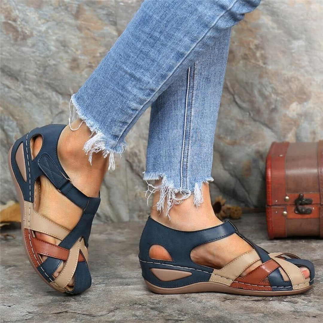 Stylische Colorblock Sandalen für Damen, geschlossene Spitze. Trendige Frühlingsschuhe für bequemen Alltagslook.