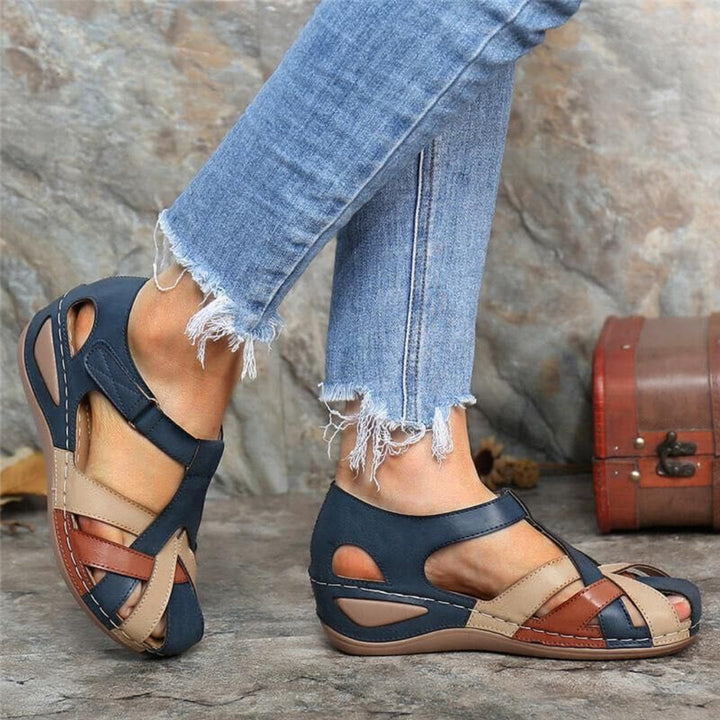 Stylische Colorblock Sandalen für Damen, geschlossene Spitze. Trendige Frühlingsschuhe für bequemen Alltagslook.