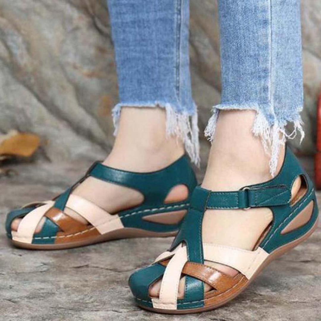 Bequeme Damen Sandalen mit Colorblock-Design und geschlossener Spitze. Ideal als komfortable Frühlingsschuhe.