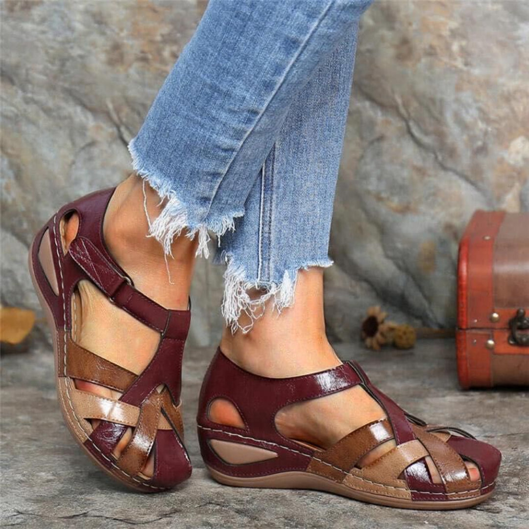 Elegante Damen Sandalen mit geschlossener Spitze und Colorblock-Elementen. Vielseitige Frühlings- und Freizeitschuhe.