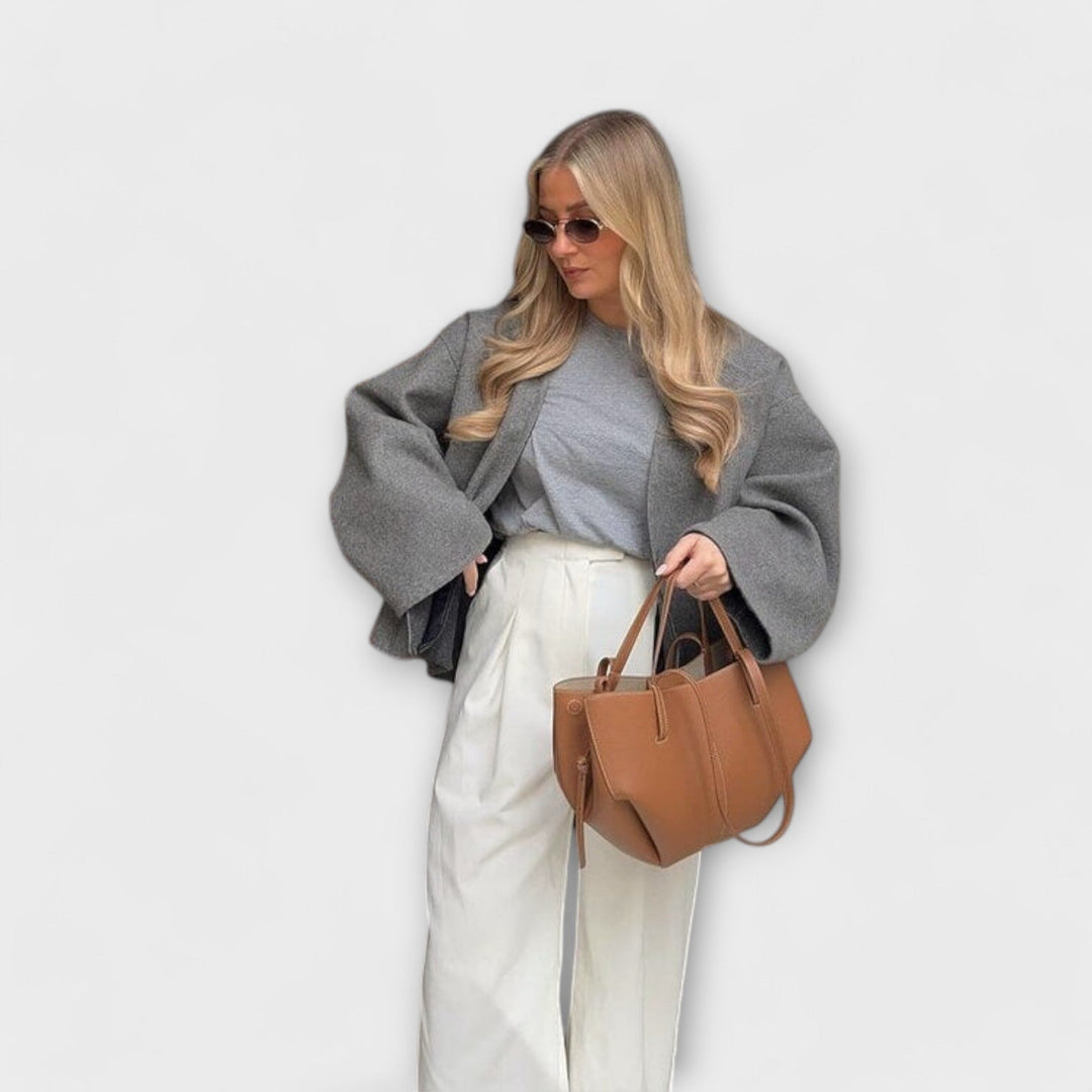 Damen-Handtasche in Braun, ein modernes Sommer-Accessoire, das Eleganz und Funktionalität vereint.