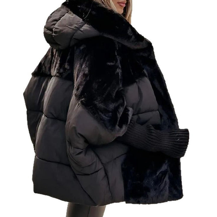 Kuschelige Damen Oversized Steppjacke mit modernem Patchwork und Kapuze, ideal für kalte Tage.