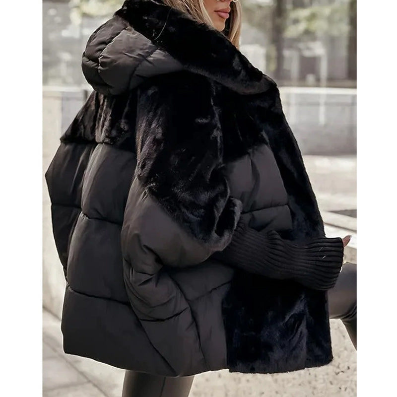 Stilvolle Damen Patchwork Steppjacke mit Kapuze, perfekt als warme Freizeit- oder Outdoor-Winterjacke.