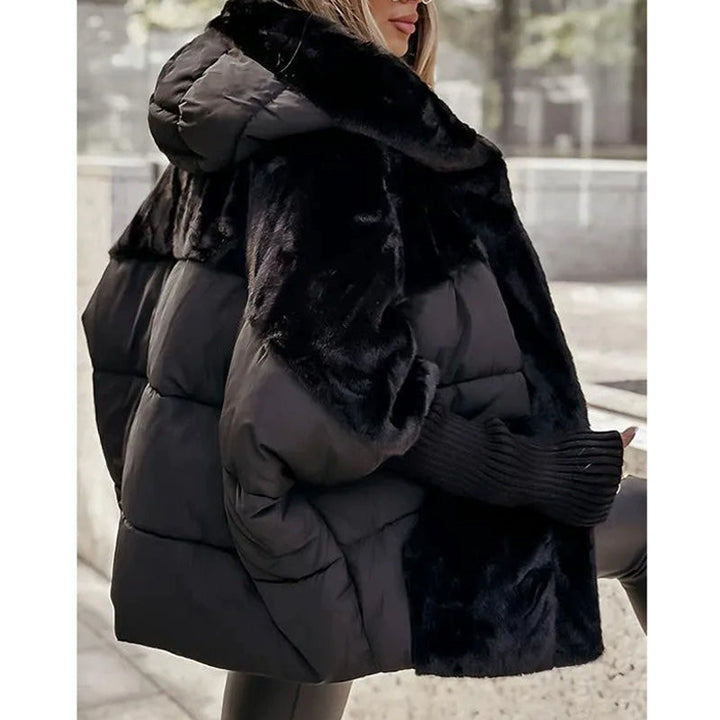 Stilvolle Damen Patchwork Steppjacke mit Kapuze, perfekt als warme Freizeit- oder Outdoor-Winterjacke.