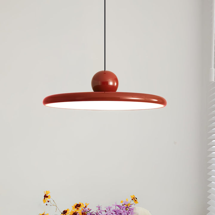 "Moderne Hängelampe mit glänzender Oberfläche, minimalistisches Design, in Rot-Beige, Rot-Grün, Rot-Rot Farbtönen."