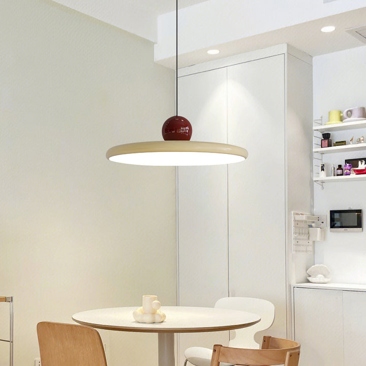 "Moderne Hängelampe mit glänzender Oberfläche, minimalistisches Design, in Rot-Beige, Rot-Grün, Rot-Rot Farbtönen."