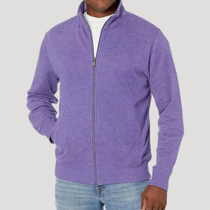 Mann trägt bequeme Herren-Frühlingsjacke mit Reißverschluss, passt perfekt zum Casual-Look beim Spaziergang.
