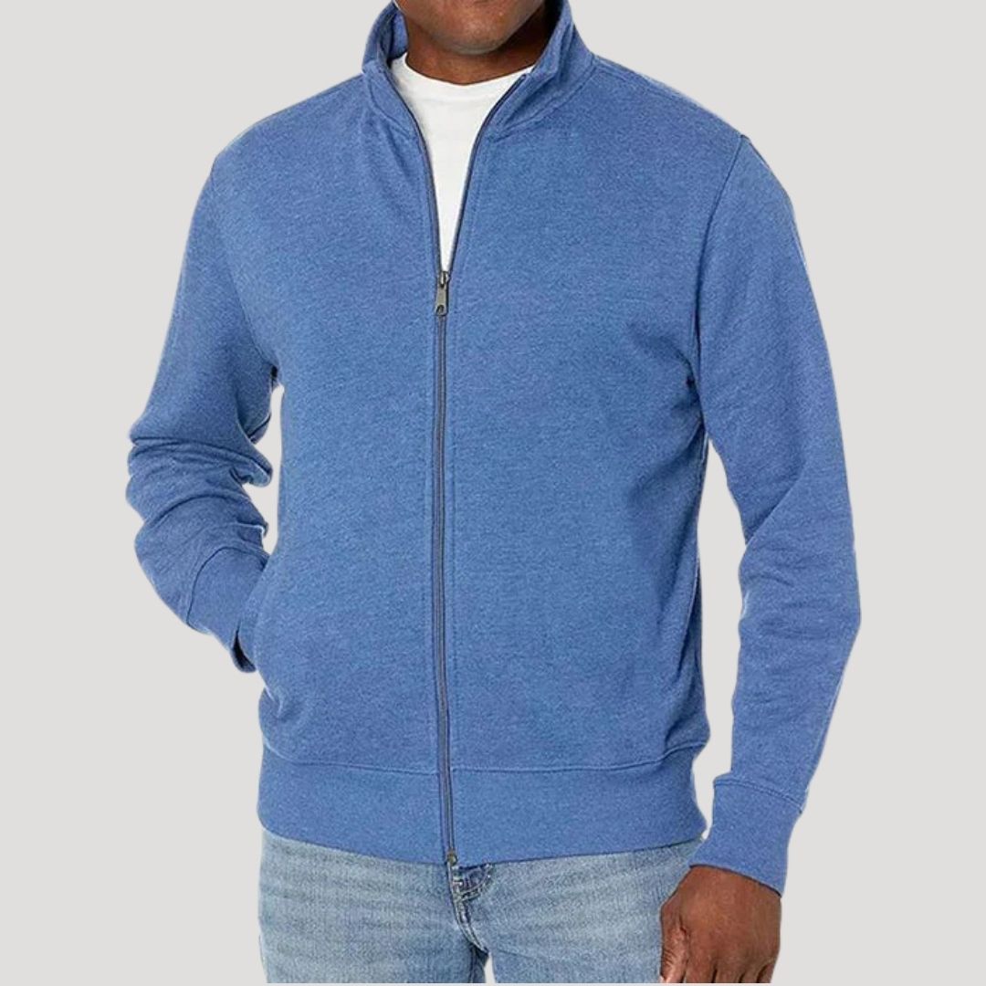 Nahaufnahme Kragen & Stoff der stilvollen Herren-Reißverschlussjacke, robust & bequem für Outdoor-Abenteuer.