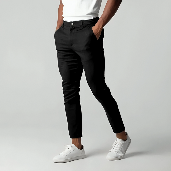 Moderne Herren Tapered Stretch-Chino in Schwarz, perfekt für Business Casual und Freizeit.