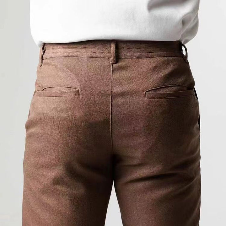 Bequeme Herren Stretch-Chino in Braun mit Tapered Fit, vielseitig für Alltag und Büro.
