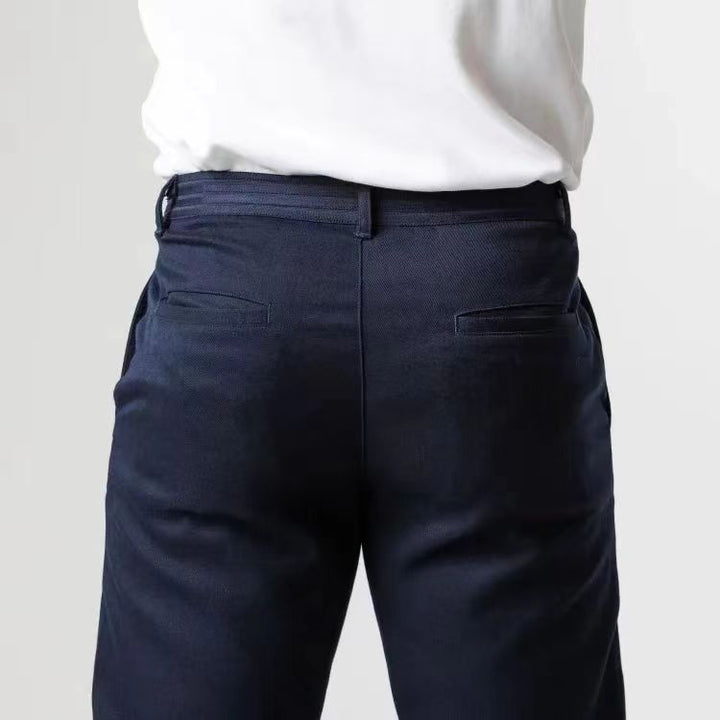 Stilvolle Herrenhose: Tapered Stretch-Chino, geeignet für Business Casual Outfits im Herbst.