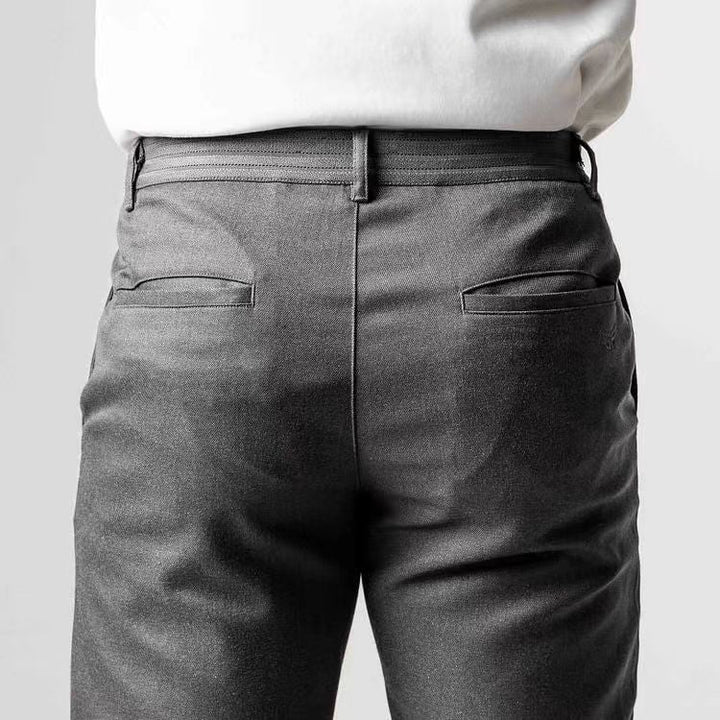 Detaillierte Ansicht der schwarzen Tapered Stretch-Chino, zeigt hochwertigen Stoff und Passform.