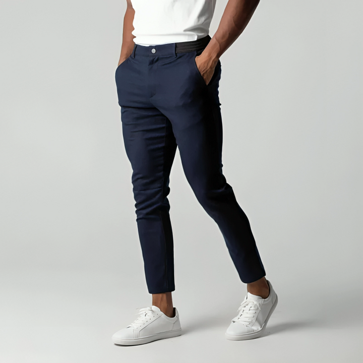 Mann trägt moderne Tapered Stretch-Chino in Dunkelblau, kombiniert für elegante Herbstlooks.